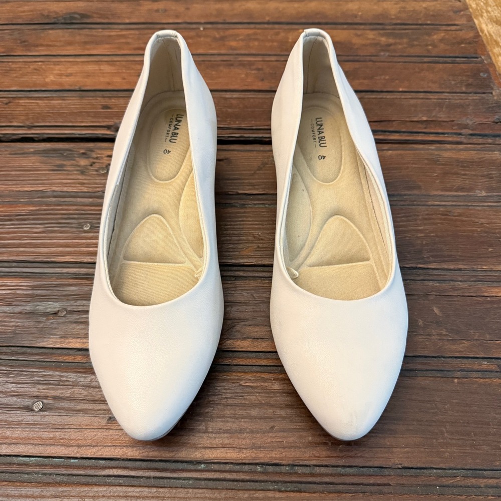 Luna Blu Comfort Womens Cream Faux Leather Low Heel Pumps Almond Toe Size 40